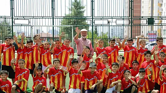 Başkan Çolakbayrakdar yaz okullarında çocuklarla buluştu