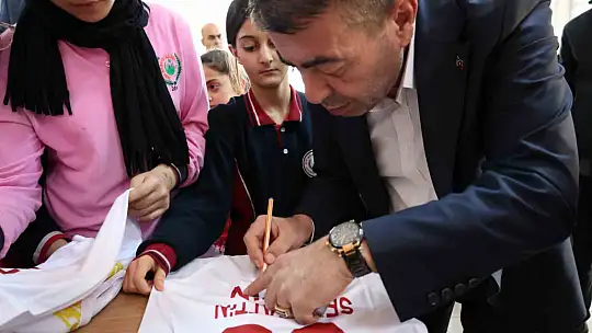Başkan Metin'den öğrencilere hediye yağmuru