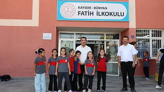 Başkan Metin'den öğrencilere kırtasiye desteği