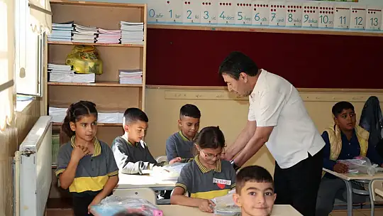 Başkan Metin'den öğrencilere kırtasiye desteği