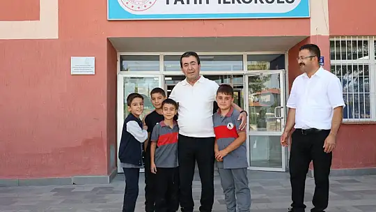 Başkan Metin'den öğrencilere kırtasiye desteği