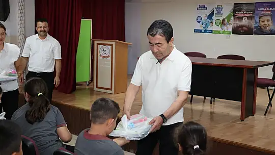 Başkan Metin'den öğrencilere kırtasiye desteği