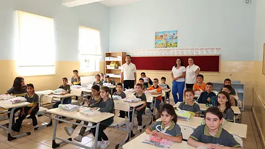 Başkan Metin'den öğrencilere kırtasiye desteği