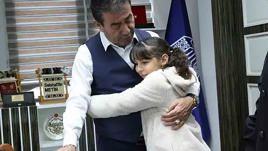 Başkan Metin'den şehit kızı Zeynep'e karne hediyesi
