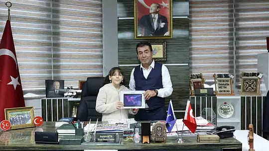 Başkan Metin'den şehit kızı Zeynep'e karne hediyesi