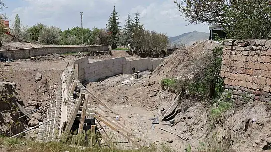 Başkan Özdoğan: '2,5 kilometrelik kanal, bağ mevsimi başlamadan tamamlanacak'
