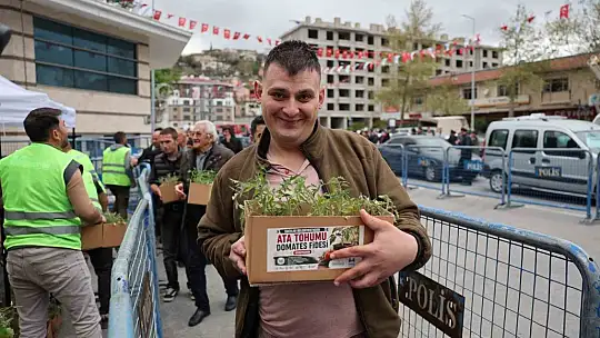 Başkan Özdoğan: 'Ata tohumu fidelerimizi vatandaşımızla buluşturduk'