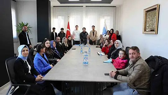 Başkan Özdoğan'dan başarılı YKS öğrencilerine altın hediyesi