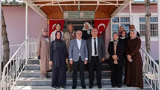 Başkan Özdoğan, el emeği göz nuru eserleri inceledi