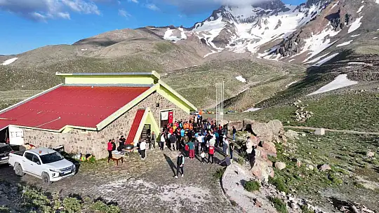 Başkan Özdoğan, Erciyes'te dağcılarla zirve heyecanını paylaştı