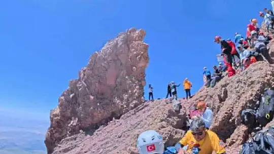 Başkan Özdoğan, Erciyes'te dağcılarla zirve heyecanını paylaştı