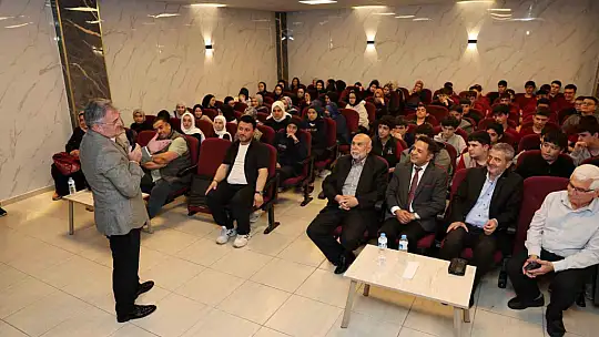 Başkan Özdoğan, gençlerle Kariyer Günleri'nde buluştu