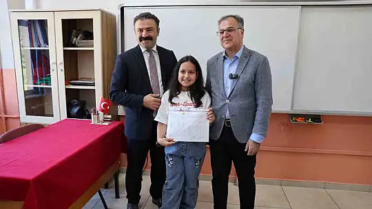 Başkan Özdoğan, Hacılar'da karne coşkusuna ortak oldu
