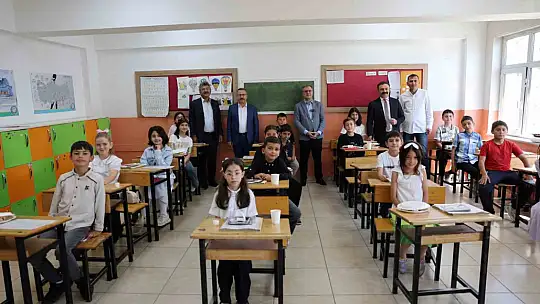Başkan Özdoğan, Hacılar'da karne coşkusuna ortak oldu