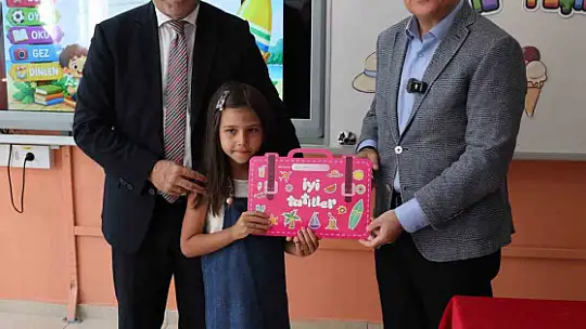 Başkan Özdoğan, Hacılar'da karne coşkusuna ortak oldu