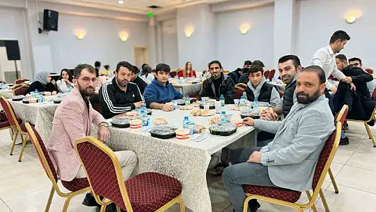 Başkan Özdoğan, iftarda gençlerle buluştu
