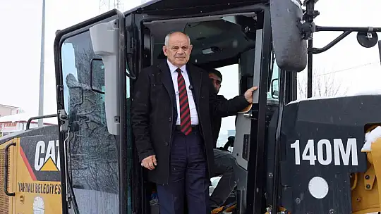 Başkan Öztürk, kar küreme aracıyla yolları temizledi
