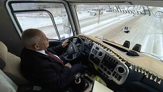 Başkan Öztürk, kar küreme aracıyla yolları temizledi