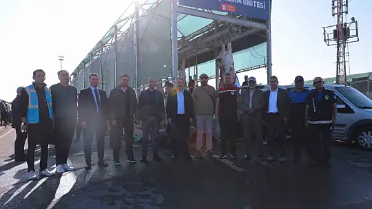 Başkan Palancıoğlu bayramın ilk saatlerinde Melikgazi Kurban Pazarı ve Kesim Alanı'nı ziyaret etti