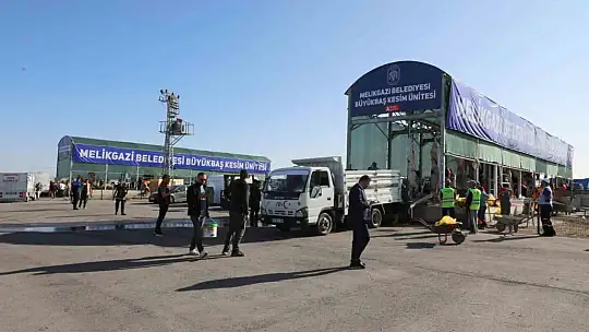 Başkan Palancıoğlu bayramın ilk saatlerinde Melikgazi Kurban Pazarı ve Kesim Alanı'nı ziyaret etti