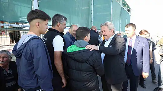 Başkan Palancıoğlu bayramın ilk saatlerinde Melikgazi Kurban Pazarı ve Kesim Alanı'nı ziyaret etti