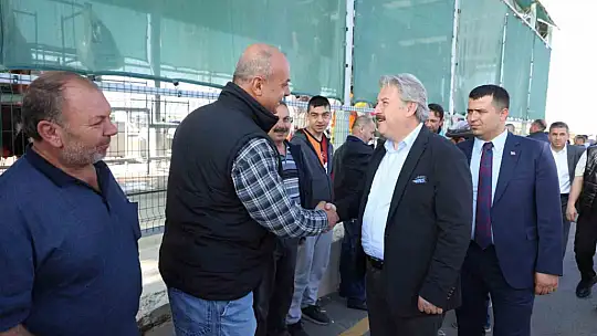 Başkan Palancıoğlu bayramın ilk saatlerinde Melikgazi Kurban Pazarı ve Kesim Alanı'nı ziyaret etti