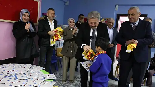 Başkan Palancıoğlu, çocukların karne heyecanına ortak oldu