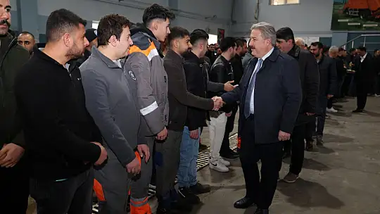 Başkan Palancıoğlu güne mesai arkadaşlarıyla bayramlaşarak başladı