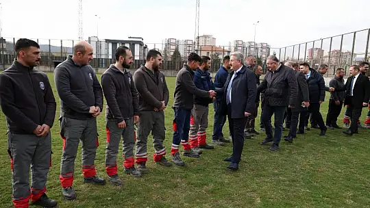 Başkan Palancıoğlu güne mesai arkadaşlarıyla bayramlaşarak başladı