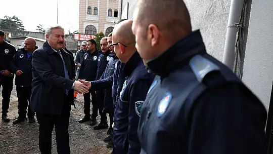 Başkan Palancıoğlu güne mesai arkadaşlarıyla bayramlaşarak başladı