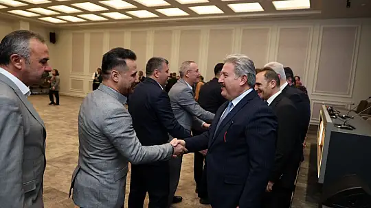 Başkan Palancıoğlu güne mesai arkadaşlarıyla bayramlaşarak başladı