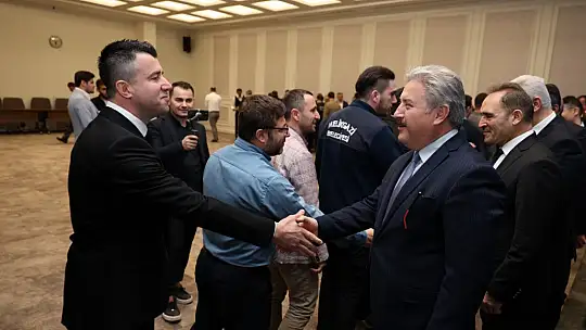 Başkan Palancıoğlu güne mesai arkadaşlarıyla bayramlaşarak başladı