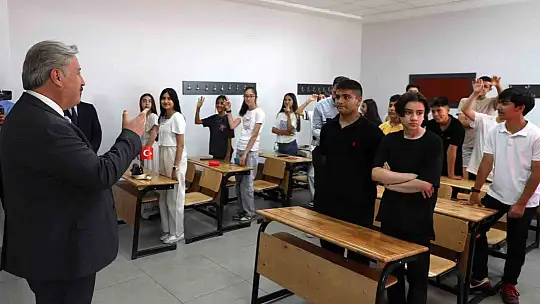 Başkan Palancıoğlu, karne alan öğrencilerin heyecanına ortak oldu