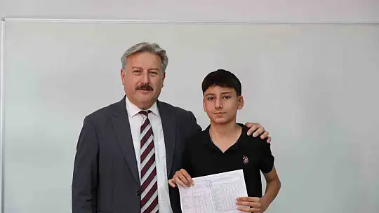 Başkan Palancıoğlu, karne alan öğrencilerin heyecanına ortak oldu