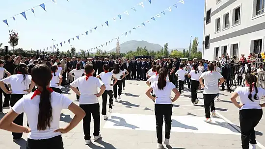 Başkan Palancıoğlu, karne alan öğrencilerin heyecanına ortak oldu