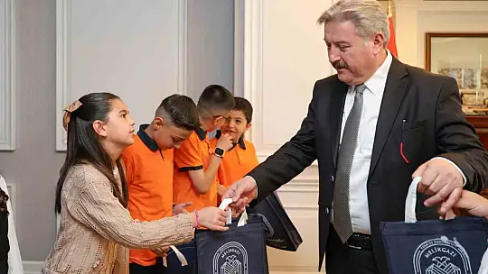 Başkan Palancıoğlu, koltuğunu küçük Toprak'a bıraktı