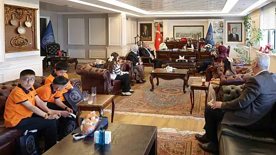 Başkan Palancıoğlu, koltuğunu küçük Toprak'a bıraktı