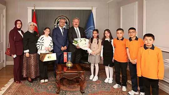 Başkan Palancıoğlu, koltuğunu küçük Toprak'a bıraktı