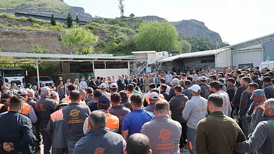 Başkan Palancıoğlu, mesaiye personel ile bayramlaşarak başladı