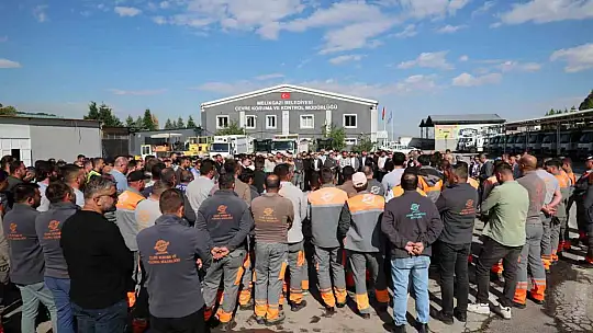 Başkan Palancıoğlu, mesaiye personel ile bayramlaşarak başladı