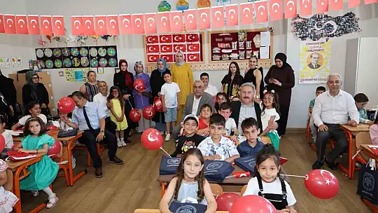 Başkan Palancıoğlu öğrencilerin karne heyecanına ortak oldu