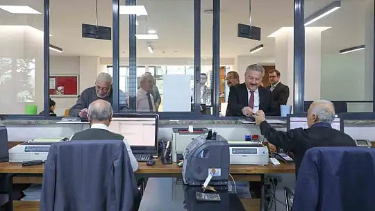 Başkan Palancıoğlu veznede emlak vergisini ödedi