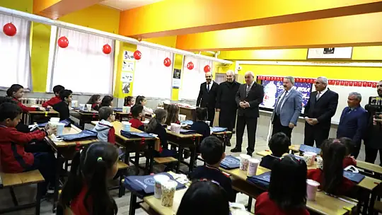 Başkan Palancıoğlu, yarıyıl tatiline çıkan öğrencilere karnelerini verdi