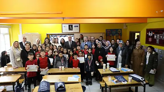 Başkan Palancıoğlu, yarıyıl tatiline çıkan öğrencilere karnelerini verdi