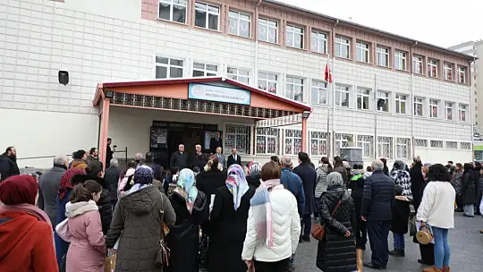 Başkan Palancıoğlu, yarıyıl tatiline çıkan öğrencilere karnelerini verdi