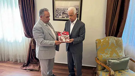 Başkan Yalçın'dan KKTC Cumhurbaşkanlarına 'Kayseri Girne Hattı' Kitabı