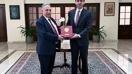 Başkan Yalçın'dan KKTC Cumhurbaşkanlarına 'Kayseri Girne Hattı' Kitabı