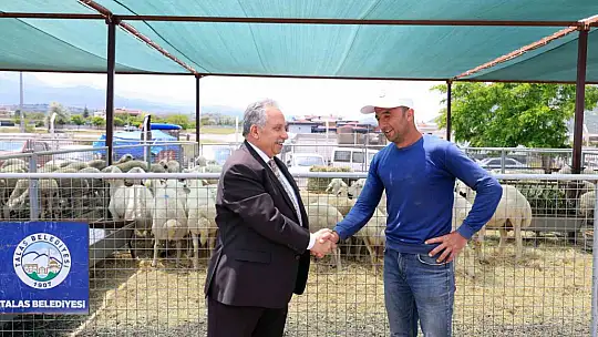 Başkan Yalçın'dan kurban pazarı ziyareti: 'Bu alan hem emeğin hem duaların buluşma noktası'