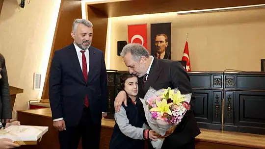 Başkan Yalçın'dan miniklere yerel yönetim dersi