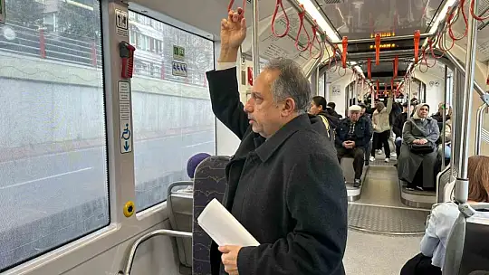 Başkan Yalçın meclis toplantısına tramvayla gitti